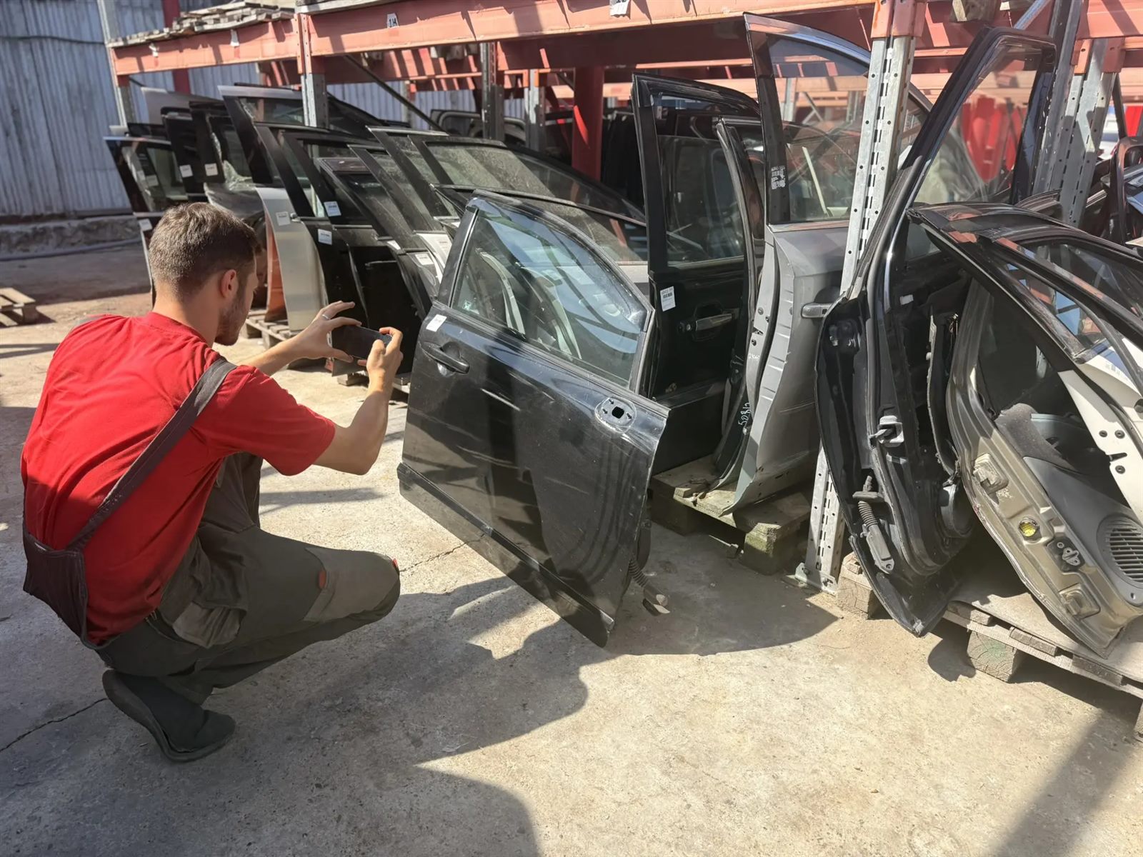 Фотографирование двери перед продажей